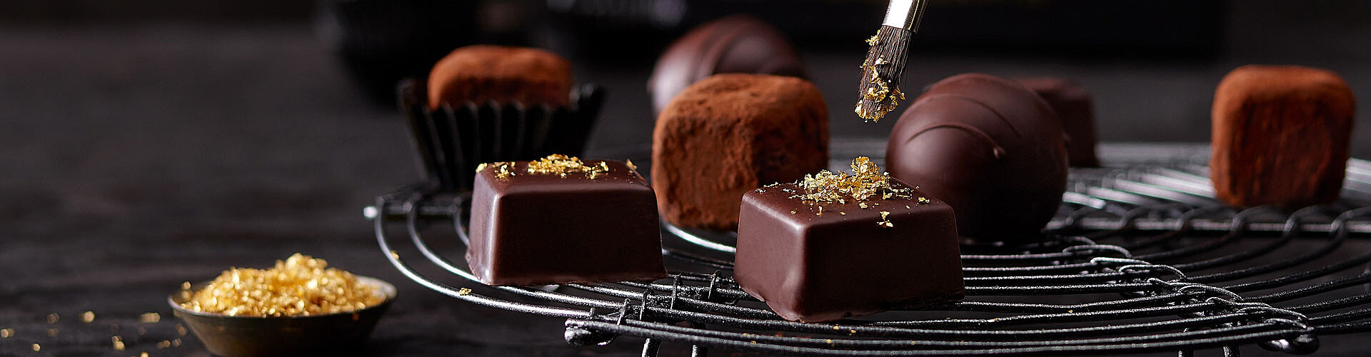 [Translate to Englisch:] Feinste Pralinés und Truffes werden mit viel Handarbeit gefertigt